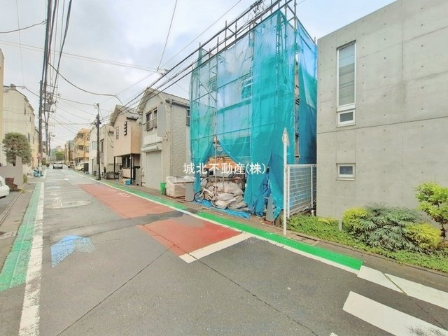 杉並区阿佐谷南2丁目 全2棟 1号棟の前面道路含む現地写真|前面道路は広々5.4ｍ公道
開放感溢れる立地で陽当り・風通し良好です
お車の出し入れも安心です
