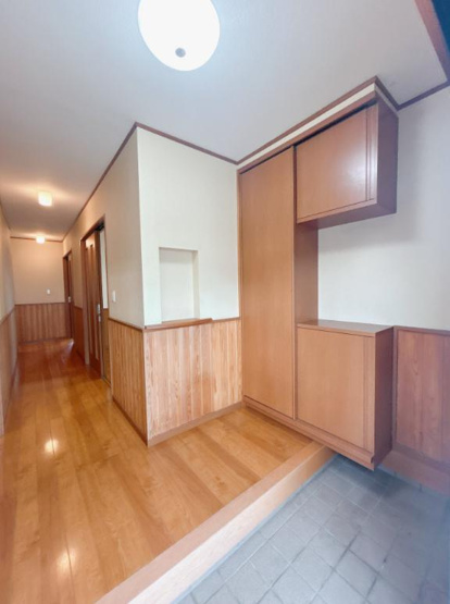 【玄関】 | 結城市中央町2丁目　中古戸建 | 毎日「行ってきます」「ただいま」をいう玄関は明るく光が差し込みます♪