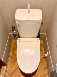 温水洗浄便座付トイレは温水洗浄機能により、暖かい水でおしりを洗浄することができ、冷たい水を使う従来の便座に比べ、温水洗浄機能で暖かいトイレを提供し、快適な使用を可能にします。