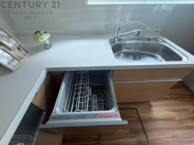 食器洗浄乾燥機は手洗いに比べて時間や労力を節約できます。また、高温のお湯で洗浄されるため、雑菌や細菌を殺菌する効果もあります。さらに、乾燥機能があるため、手で拭く手間も省け衛生的に保管できます。