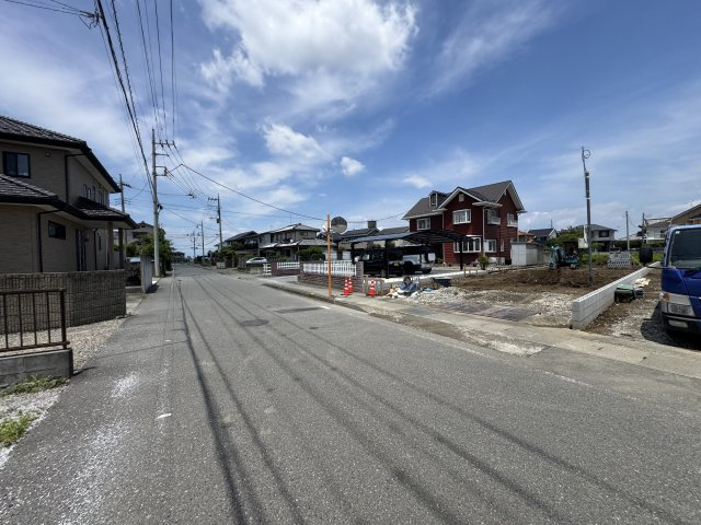 新築　佐波郡玉村町下新田3期　GRAFARE　1号棟の前面道路含む現地写真|　南側接道幅員約7.8ｍ			