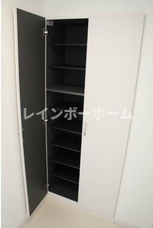 リブリ・ニソルの玄関
