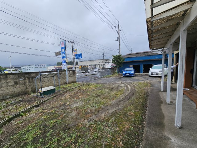 桜川市友部中古戸建ての前面道路含む現地写真|国道50号沿いでお買い物にも便利
北関東自動車道「笠間西IC」まで車で約5分