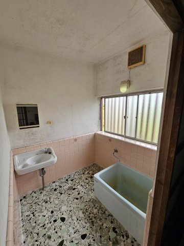 桜川市友部中古戸建ての浴室|ゆったり過ごせるお風呂です
