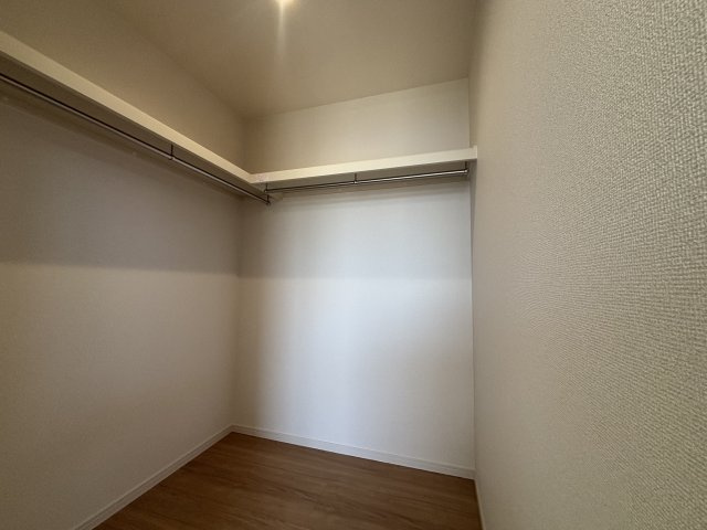 【設備】 | ワイウッドコート筑西市幸町第1期 | 空気熱と電気を利用する省エネ給湯器「エコキュート」を採用。少ない電気で高効率な運転が可能な「ヒートポンプ式」。