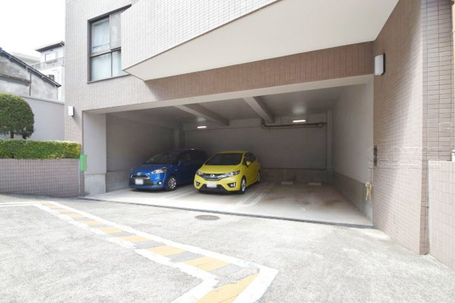 【駐車場】 | コスモ向島 | マンションの駐車場スペース。空きの有無や駐車料金、サイズ規定などについては、改めてお問い合わせください。～即日のご見学可能～　お問合せはお気軽にどうぞ。