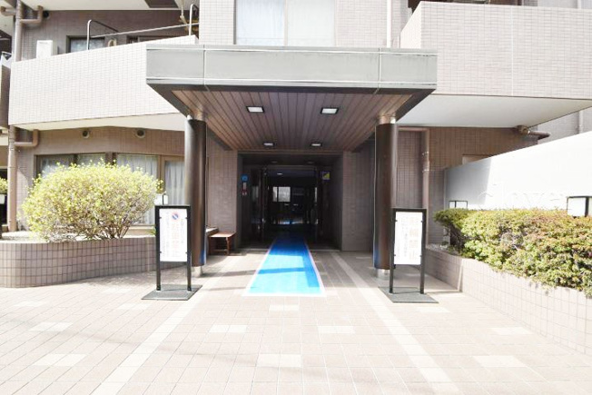 【エントランス】 | コスモ向島 | オートロックを備えた、マンションのエントランス。やはりセキュリティの観点は欠かすことができません。皆様を“安全”に送り出し、出迎えてくれます。～即日のご見学可能～　お問合せはお気軽にどうぞ。