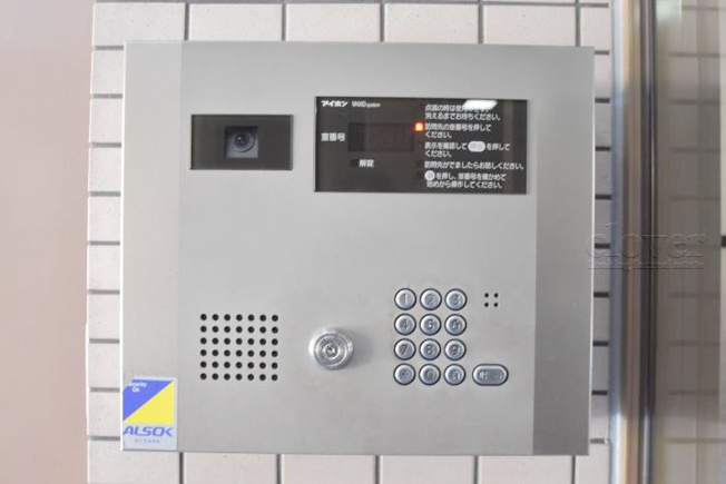 【防犯設備】 | コスモ向島 | 部外者の出入りを規制するオートロックの操作盤。「マンションに欲しいセキュリティ」の筆頭格です。これがあるだけで、安心感はひときわ増します。～即日のご見学可能～　お問合せはお気軽にどうぞ。