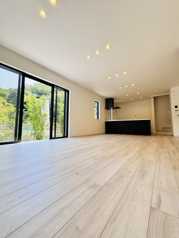 KAMAKURA RETREAT HILLS｜鎌倉の静けさを、日常にの居間・リビング