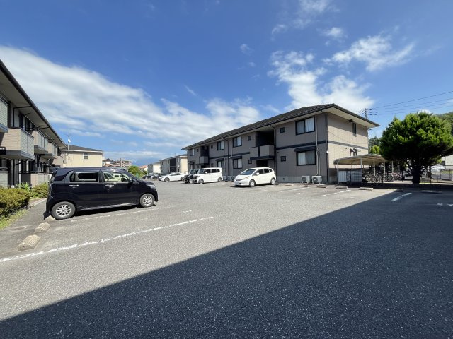 バームクーヘンB棟の駐車場