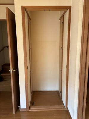 【収納】 | 西宮市名塩二丁目　中古戸建 | 1階洋室　収納可能な仏間