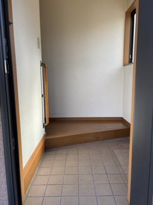【玄関】 | 西宮市名塩二丁目　中古戸建 | 収納もある玄関です