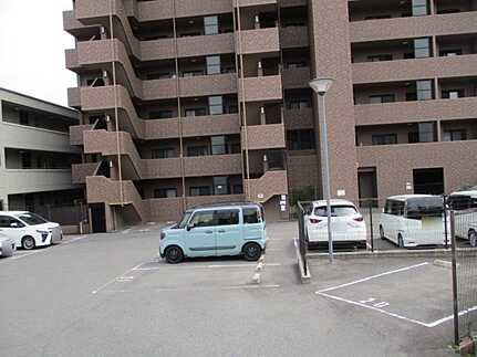 ライオンズマンション楽々園第3の駐車場