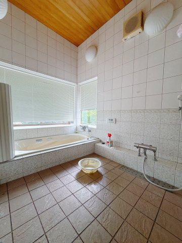 【中古戸建】足利市葉鹿町の浴室|■浴室｜まるで旅館、ホテルのようなバスルーム♪1日の疲れを癒す、ゆったりとしたバスタイムをぜひお過ごしください(*＾＾*)大きな窓付きで嬉しい♪