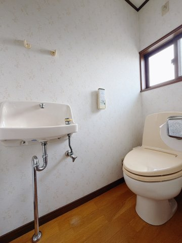 【中古戸建】足利市葉鹿町のトイレ|■トイレ｜自然光が入る落ち着いた空間で1階と2階にトイレがございます♪ついつい長居してしまいますね♪