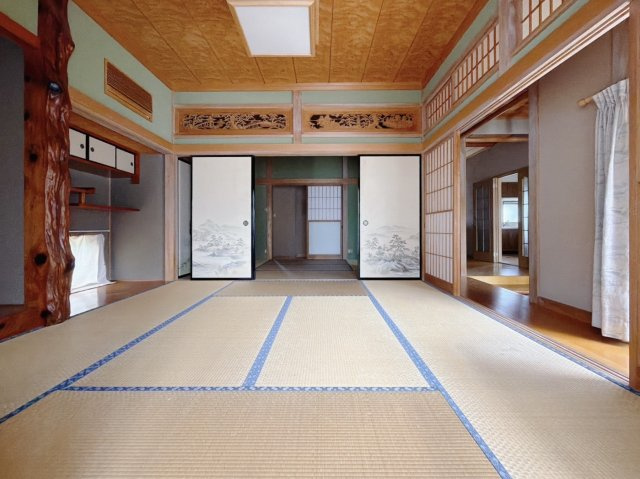 【中古戸建】足利市葉鹿町の和室|■和室｜「続き間の和室」は、戸を開ければ大空間、閉じれば個室として活用できるのでお子様の遊び場や客間としても便利です♪