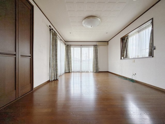 【中古戸建】足利市葉鹿町の洋室|■洋室｜「今日も一日お疲れ様」とゆったりくつろげる寝室。毎日の家事やお仕事に疲れた日はフカフカのベットで癒されてください。テレビや本棚をおいても快適な広さなのが自慢のお部屋です♪