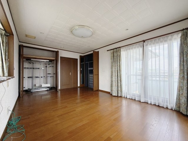 【中古戸建】足利市葉鹿町の洋室|■洋室｜ナチュラルカラーの床です。模様替えなどとても楽しく工夫できます♪陽当たり、風通しもとても良いので毎日快適な生活スタートです！