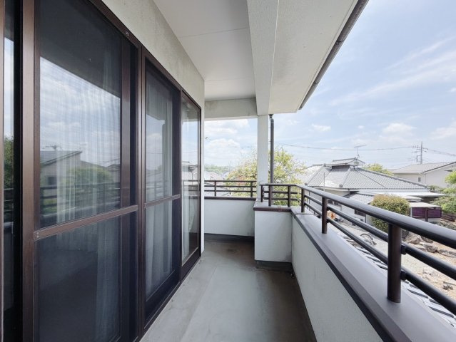 【中古戸建】足利市葉鹿町のバルコニー|■バルコニー｜あたたかな陽のひかりを浴びることのできるバルコニー。お洗濯物やお布団を干せば、家族みんなが気持ちよく暮らすことができます(*^^*)