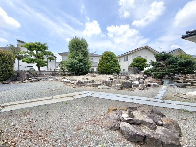 【中古戸建】足利市葉鹿町の庭|■庭｜お庭から季節の移ろいを感じることが出来ます♪一年中飽きることなく住みながら楽しめる住まいです♪