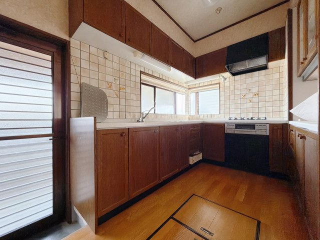 【中古戸建】足利市葉鹿町のキッチン|■キッチン｜ワークトップの幅が広く、お子様といっしょにお料理やお菓子をつくったりと楽しむことができます。フラットなのでお掃除がしやすいのもポイントです♪