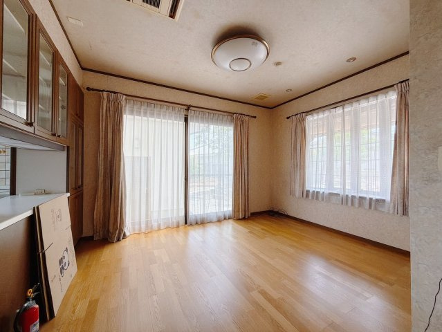【中古戸建】足利市葉鹿町の居間・リビング|■リビング｜窓から射し込む陽射しが縦横に広がり、あたたかな空間を形作ります♪木目のきれいなフローリングとシンプルな壁紙は、一日中家に居ても飽きることなく過ごすことができる素敵な空間です♪