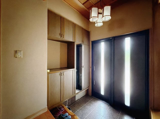 【中古戸建】足利市葉鹿町の玄関|■玄関｜毎日の「いってらっしゃい」や「お帰りなさい」を大切なご家族と過ごす玄関は〈使いやすさ〉を追求しております。玄関横の物入は急な来客時でもさっとお片付けできるスペースを確保しています。