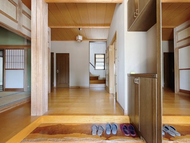 【中古戸建】足利市葉鹿町の玄関|■玄関｜玄関には全身をチェックすることができる姿鏡が標準で設置されています。出勤や登校前の身支度チェックも習慣になりそうです♪