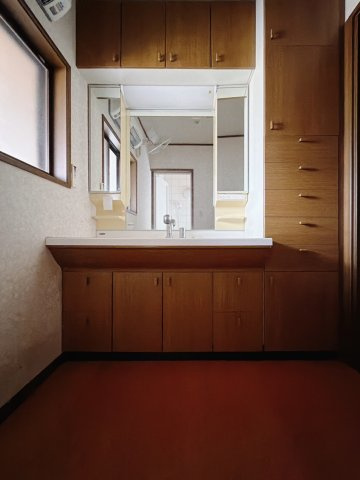 【中古戸建】足利市葉鹿町の独立洗面台|■洗面室｜ゆとりのある洗面脱衣室ではお子様と並んで歯磨きもできるので一緒に成長を楽しめます♪収納もたっぷり♪