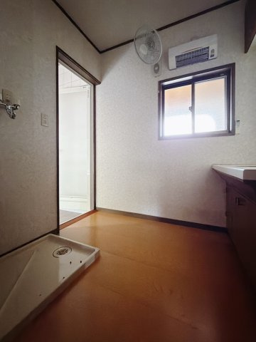 【中古戸建】足利市葉鹿町の洗面所|■洗面室｜冬はストーブ、夏にはサーキュレーターを置き、快適に過ごすことができます♪
