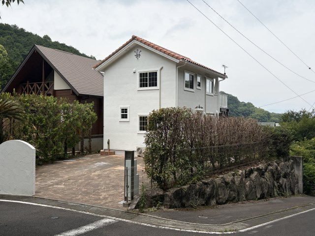西熱海月見ヶ丘分譲地の前面道路含む現地写真
