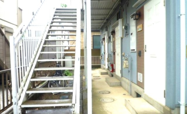 志木市本町６丁目のアパートのエントランス