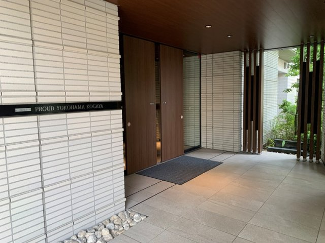 プラウド横浜幸ヶ谷のエントランス