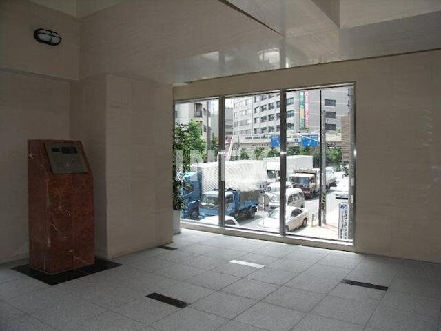 横浜市神奈川区青木町の賃貸マンションのエントランス