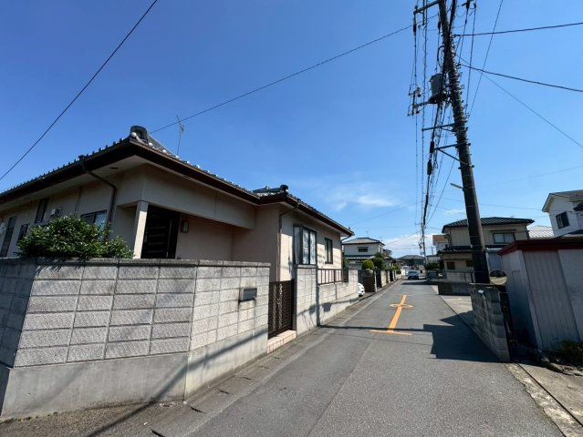 -三丁目不動産-　本庄市栄2丁目　平成元年築　平屋の前面道路含む現地写真