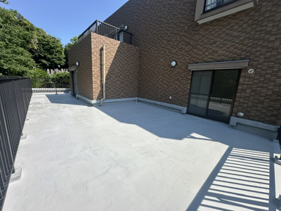 【バルコニー】 | エステムコート吹田片山公園フローラ | 洗濯物を干すだけではもったいない多用途にご利用いただける大型ルーフバルコニー！テーブルとイスを並べて外でお食事も楽しめそう。