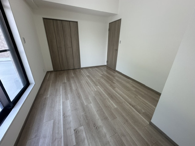 【洋室】 | エステムコート吹田片山公園フローラ | 約7.2帖の洋室！全居室に収納が備わり、お部屋も広くスッキリとお使いいただけます。