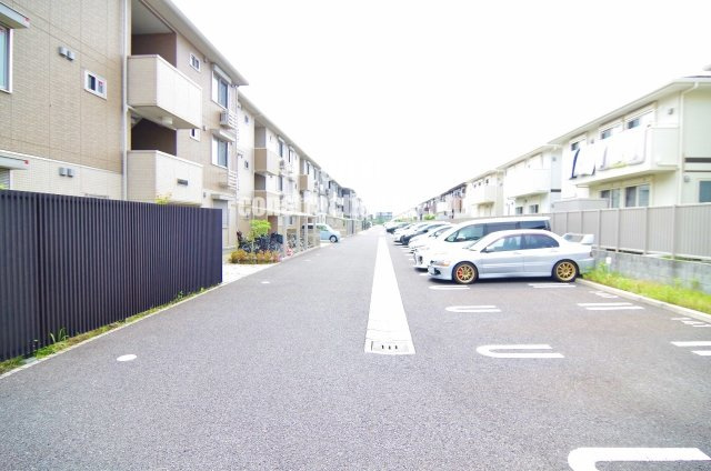 ロイジェントパークスレイクタウンⅢ Gの駐車場