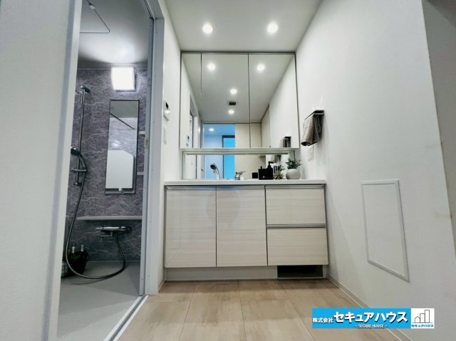アルバックス日進の独立洗面台|【洗面台】
◆鏡の裏にはたっぷりと収納スペースを標準装備！
◆電源を付属しているのでドライヤーなど利用できます。
◆洗面台下にも収納スペースがあるため洗剤やシャンプーのストックを入れられます。　　　　