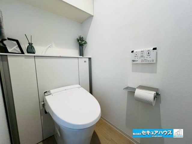 アルバックス日進のトイレ|【高機能トイレ】
◆高機能トイレの多くは便器のフタの開閉が自動であり、使用後に手動で水を流す面倒もなく非常に便利です。スタイリッシュな見た目で、お掃除しやすく、節水効果が高いです。　　　　　　　　　　
