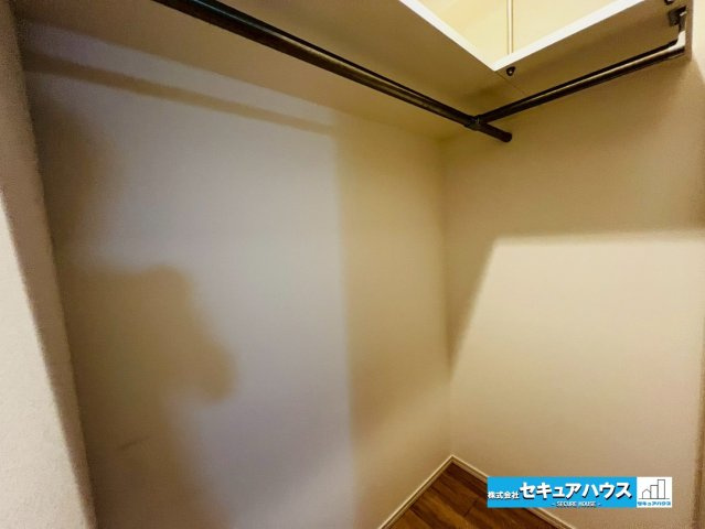 アルバックス日進の収納|【ウォークインクローゼット】
◆洋室7帖にはウォークインクローゼット付き！お洋服を沢山かけられます。
◆キャリーバッグやゴルフバッグ等の大きなお荷物も収納可能です♪　　　　　　　　　　　　　　　　　　