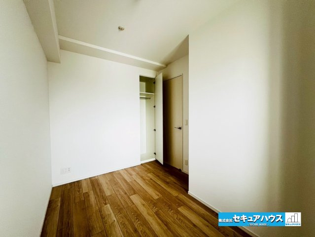 アルバックス日進の洋室|【洋室5.4帖別角度】
◆お子様のお部屋や主寝室、来客時の宿泊室、趣味のお部屋としてもご利用いただけます♪
◆全居室収納付きのため各居室ごとに荷物を収納することができます。　　　　　　　　　　　　　　