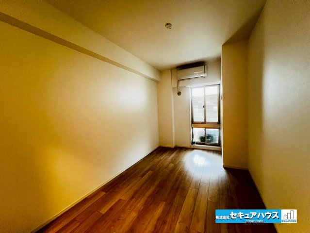 アルバックス日進の洋室|【洋室5.4帖】
◆家族一人ひとりの大切なプライベート空間。趣味に合わせて使って頂けるようシンプルに仕上げてあります。暮らし心地を大きく左右する収納を、適材適所に配置し使い勝手を考慮しました。　　　　