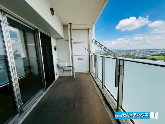 アルバックス日進のバルコニー|【バルコニー】
◆見晴らしもよく、太陽の温かな温もりをめいっぱい受け止めてくれます。
太陽の光と爽やかな風を受けたお洗濯物はあっという間に乾き、取りこむ時には太陽の匂いを感じられそうですね。　　　　　