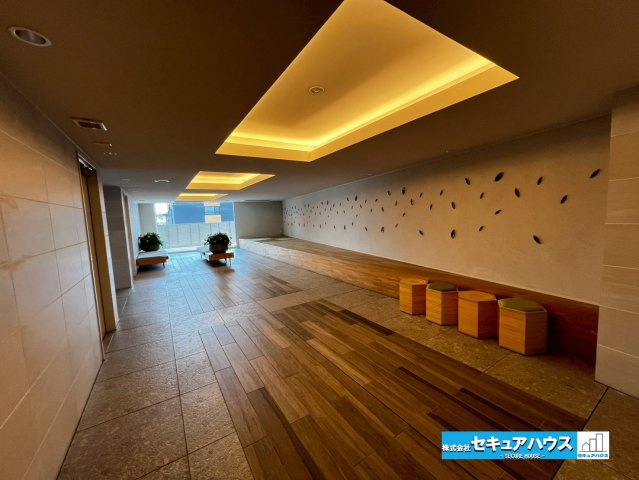アルバックス日進のエントランス|事前予約にて現地ご見学いただけます！お気軽にお問い合わせください♪
■株式会社　セキュアハウス■
住宅ローンに強く、知識、経験豊富なスタッフ在籍
お客様に寄り添い、ご成約後もサポート致します