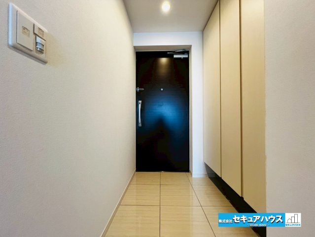 アルバックス日進の玄関|【玄関】
◆収納力の高いシューズボックス付きです。玄関周りがスッキリと片付きます。
◆オートロック付きマンションです♪
◆ダブルロックキーで防犯面も安心です。　　　　　　　　　　　　　　　　　　　　　