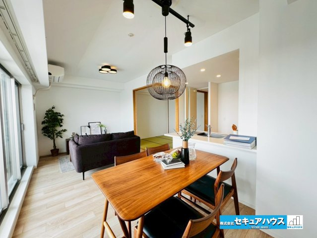 アルバックス日進の居間・リビング|【LDK14.3帖】
◆通学から帰宅し、リビングルームで会話を楽しむ子ども達。リビングから臨む景色は太陽色に染まり、解放感溢れゆったりとしたひと時を過ごすことが出来る素敵な空間です。　　　　　　　　　