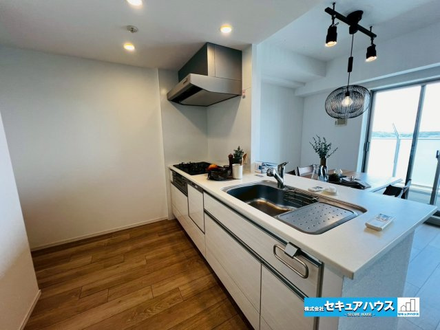 アルバックス日進のキッチン|【キッチン】
◆対面式キッチンのため、リビングで遊ぶお子様の様子やテレビを見ながら料理することができます。
◆広々としたキッチンスペースのため家族で並んで料理できます。　　　　　　　　　　　　　　　　