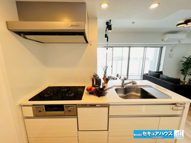 アルバックス日進のキッチン|【キッチン】
◆同時にたくさんの料理が調理できる3口コンロ付き。「焼く・蒸す・煮る」の工程を同時進行で進めることができるので、料理を素早く作ることができます。
◆食洗機付きで洗い物の時短に繋がります。