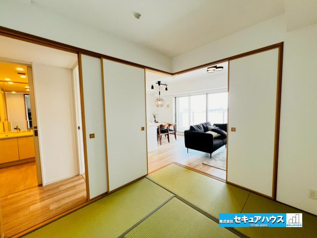 アルバックス日進の和室|【和室4.5帖】
◆リビングに続く和室の扉を開けると開放感が増します♪
◆続き和室は寝転がるスペースやお子様の遊び場として利用できます。押入付きです♪　　　　　　　　　　　　　　　　　　　　　　　　　